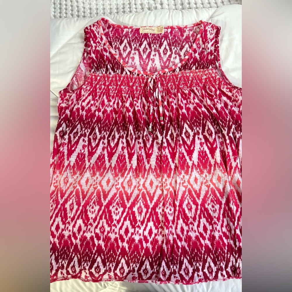 💙5/$25💙 Faded Glory Red and White Ikat Top